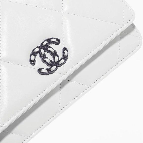 CHANEL 19 WALLET ON CHAIN in white and black - Picture 2 of 11